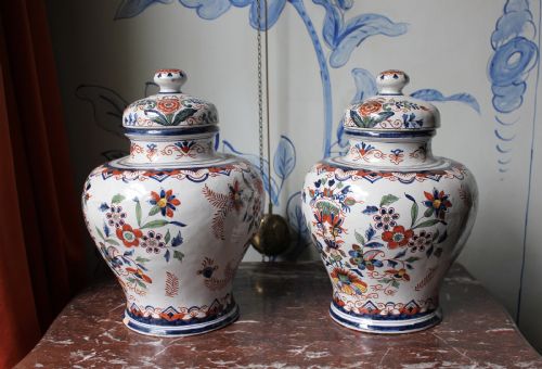PAIR OF 19TH CENTURY TIN GLAZED VASES - ADDITIONAL PHOTO 3