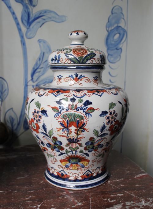 PAIR OF 19TH CENTURY TIN GLAZED VASES - ADDITIONAL PHOTO 4