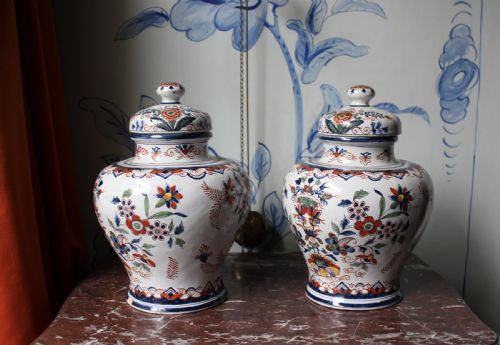 PAIR OF 19TH CENTURY TIN GLAZED VASES - ADDITIONAL PHOTO 5