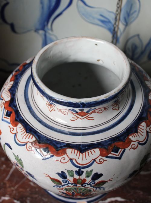 PAIR OF 19TH CENTURY TIN GLAZED VASES - ADDITIONAL PHOTO 6