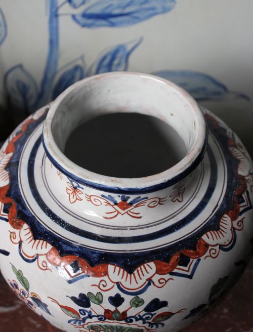 PAIR OF 19TH CENTURY TIN GLAZED VASES - ADDITIONAL PHOTO 7