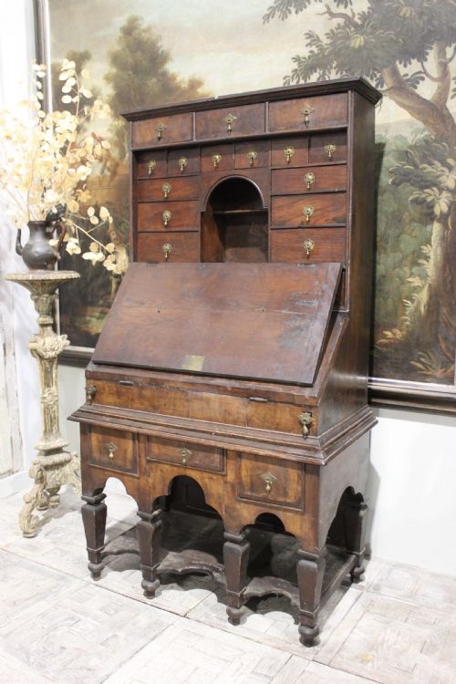 UNIQUE WILLIAM AND MARY WALNUT BUREAU CABINET CIRCA 1690 - ADDITIONAL PHOTO 1