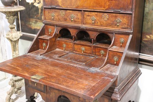 UNIQUE WILLIAM AND MARY WALNUT BUREAU CABINET CIRCA 1690 - ADDITIONAL PHOTO 2