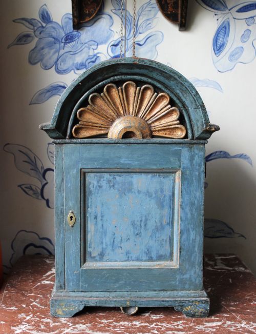 EARLY 18TH CENTURY DECORATED ENGLISH SPICE CUPBOARD - ADDITIONAL PHOTO 1
