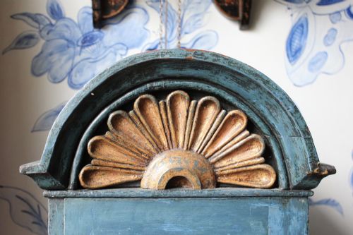 EARLY 18TH CENTURY DECORATED ENGLISH SPICE CUPBOARD - ADDITIONAL PHOTO 2