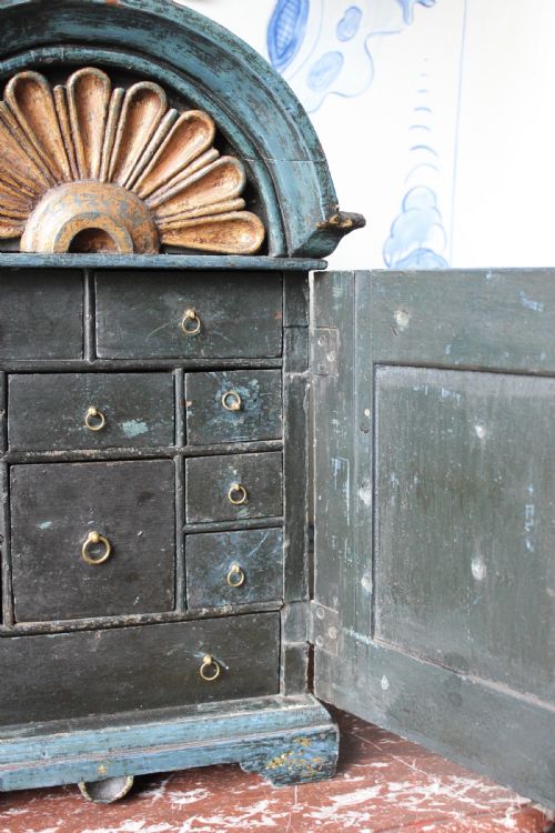 EARLY 18TH CENTURY DECORATED ENGLISH SPICE CUPBOARD - ADDITIONAL PHOTO 3