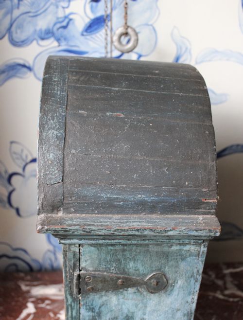 EARLY 18TH CENTURY DECORATED ENGLISH SPICE CUPBOARD - ADDITIONAL PHOTO 4