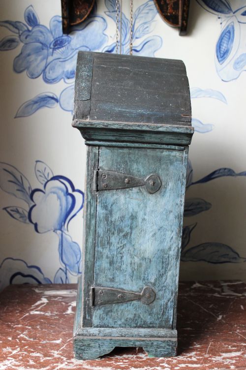 EARLY 18TH CENTURY DECORATED ENGLISH SPICE CUPBOARD - ADDITIONAL PHOTO 5