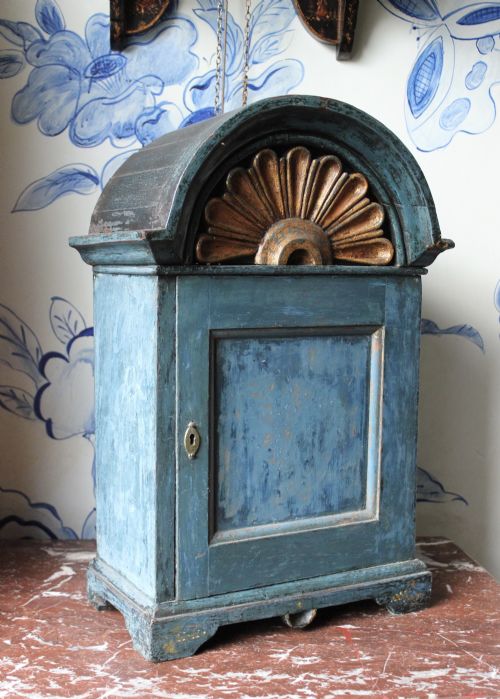 EARLY 18TH CENTURY DECORATED ENGLISH SPICE CUPBOARD - ADDITIONAL PHOTO 7