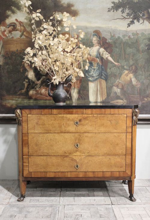 STYLISH LATE 18TH CENTURY BURR FRONTED COMMODE - ADDITIONAL PHOTO 1