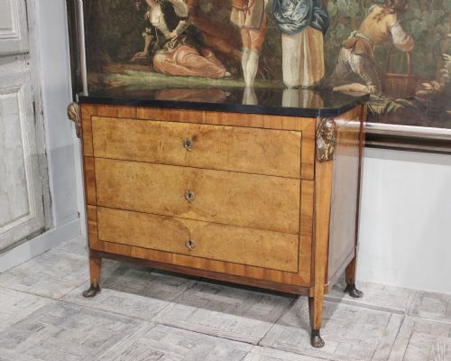 STYLISH LATE 18TH CENTURY BURR FRONTED COMMODE - ADDITIONAL PHOTO 2