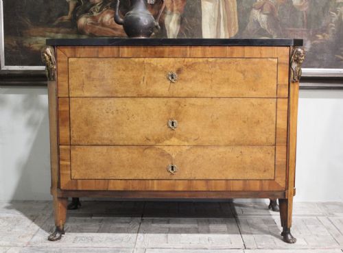 STYLISH LATE 18TH CENTURY BURR FRONTED COMMODE - ADDITIONAL PHOTO 3