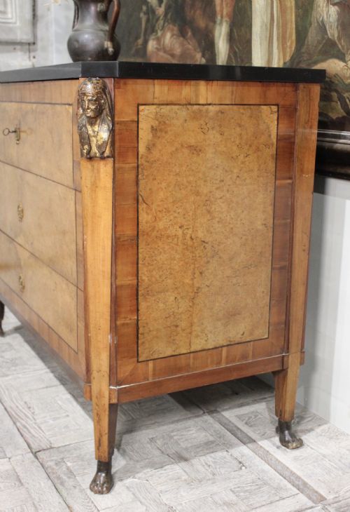 STYLISH LATE 18TH CENTURY BURR FRONTED COMMODE - ADDITIONAL PHOTO 4