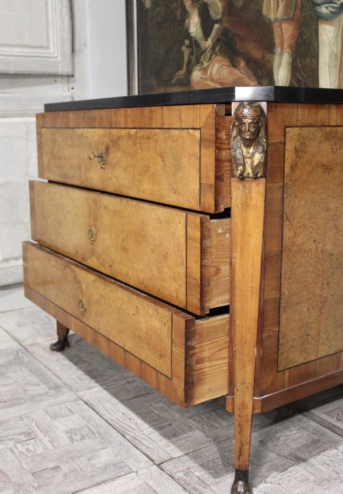 STYLISH LATE 18TH CENTURY BURR FRONTED COMMODE - ADDITIONAL PHOTO 5