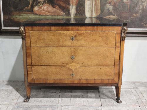 STYLISH LATE 18TH CENTURY BURR FRONTED COMMODE - ADDITIONAL PHOTO 6