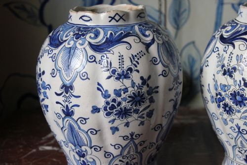 PAIR OF 18TH CENTURY DELFT VASES - ADDITIONAL PHOTO 3