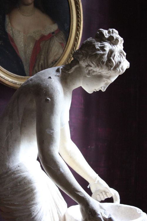 LARGE CLASSICAL PLASTER FIGURE OF A WATER CARRIER - ADDITIONAL PHOTO 10
