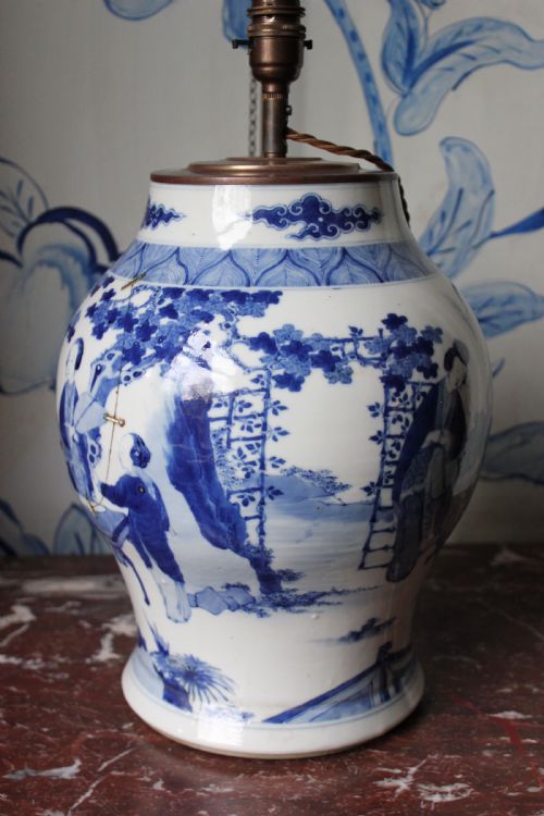 19TH CENTURY CHINESE VASE LAMP IN THE KANGXI MANNER - ADDITIONAL PHOTO 2