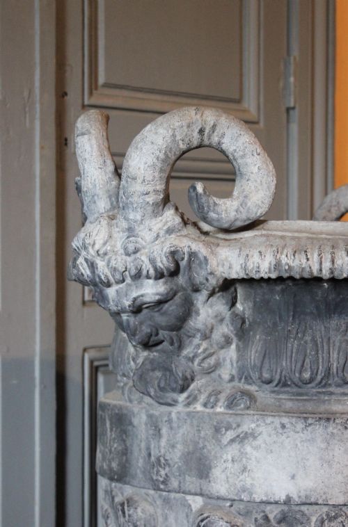 LARGE 18TH CENTURY LEAD URN - ADDITIONAL PHOTO 4