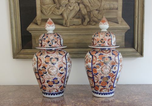 PAIR OF 19TH CENTURY IMARI PALETTE VASES - ADDITIONAL PHOTO 1
