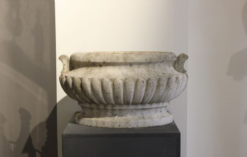 WONDERFUL 18TH CENTURY CARVED MARBLE CISTERN - ADDITIONAL PHOTO 1