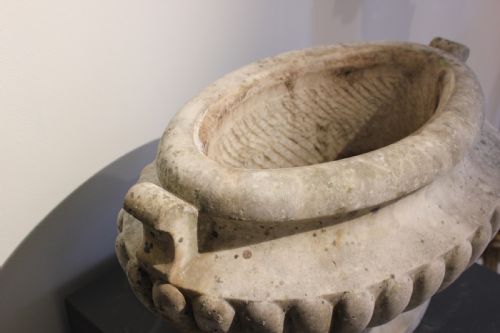 WONDERFUL 18TH CENTURY CARVED MARBLE CISTERN - ADDITIONAL PHOTO 2