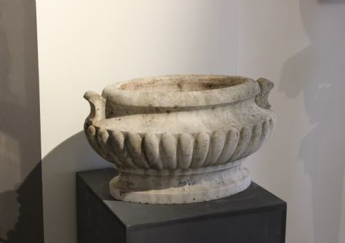 WONDERFUL 18TH CENTURY CARVED MARBLE CISTERN - ADDITIONAL PHOTO 4