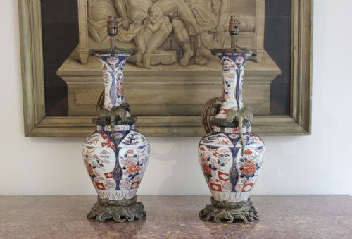 PAIR OF EARLY 18TH CENTURY LARGE IMARI LAMPS - ADDITIONAL PHOTO 1