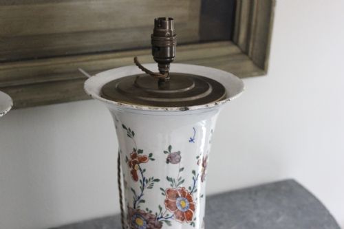 PAIR OF 18TH CENTURY DELFT TRUMPET VASE LAMPS - ADDITIONAL PHOTO 4