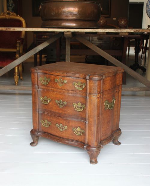 18TH CENTURY ENCLOSED STOOL