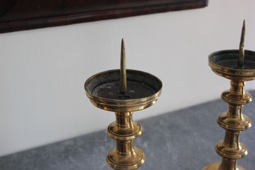 PAIR OF 16TH CENTURY BRASS CANDLESTICKS - ADDITIONAL PHOTO 3