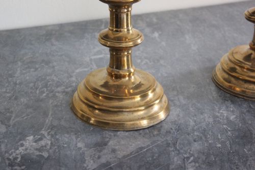 PAIR OF 16TH CENTURY BRASS CANDLESTICKS - ADDITIONAL PHOTO 4