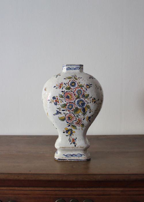 18TH CENTURY DELFT VASE