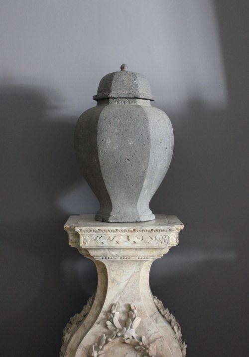 LARGE TERRACOTTA VASE IN THE ANTIQUE CHINESE MANNER