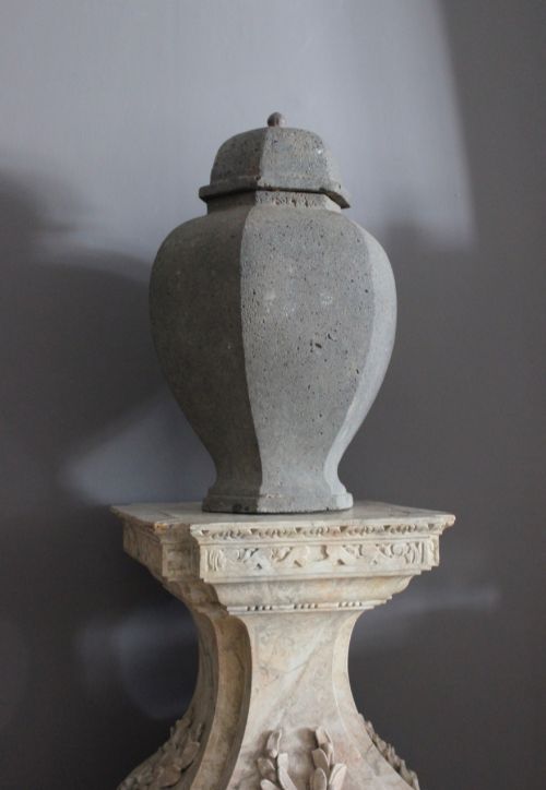 LARGE TERRACOTTA VASE IN THE ANTIQUE CHINESE MANNER - ADDITIONAL PHOTO 1