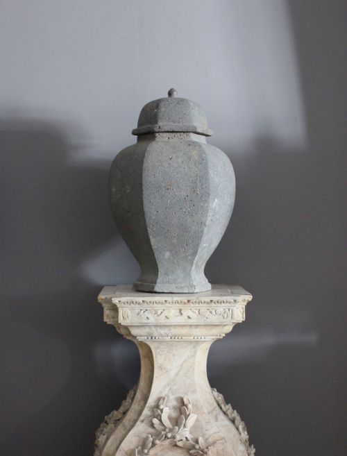 LARGE TERRACOTTA VASE IN THE ANTIQUE CHINESE MANNER - ADDITIONAL PHOTO 3