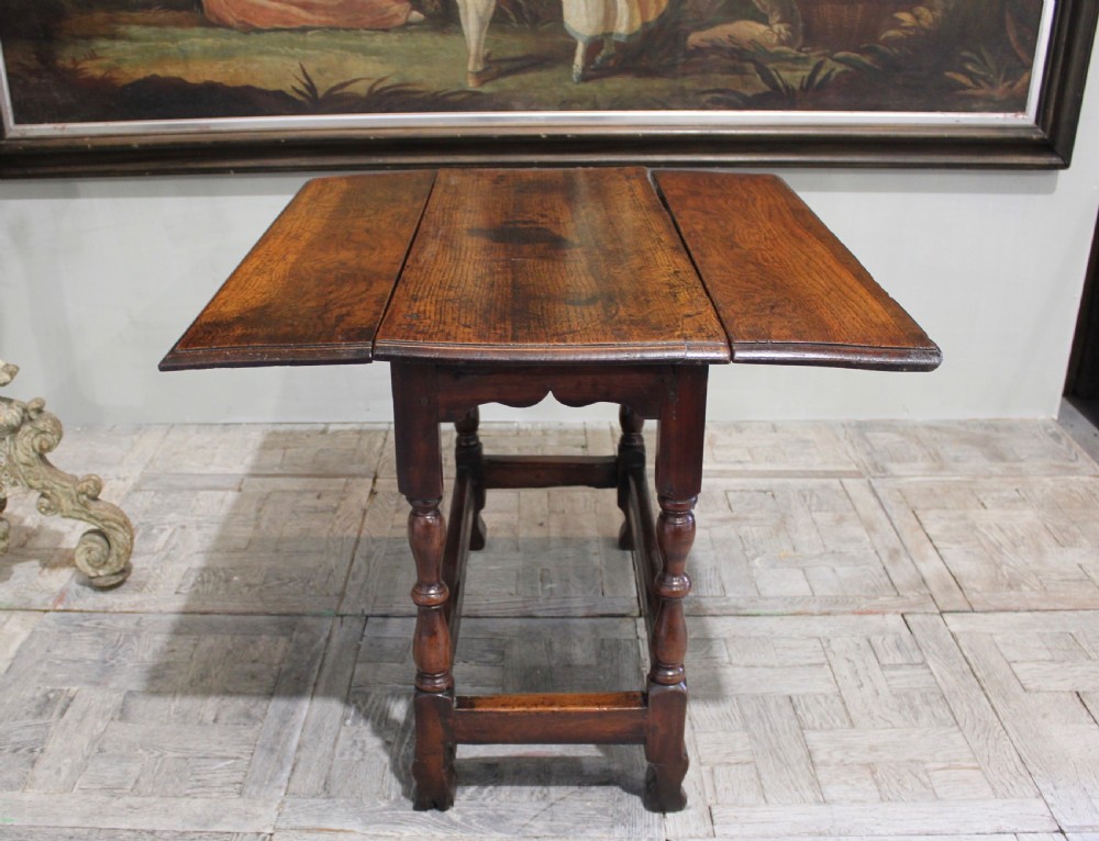 Early 18th century drop leaf table View IV