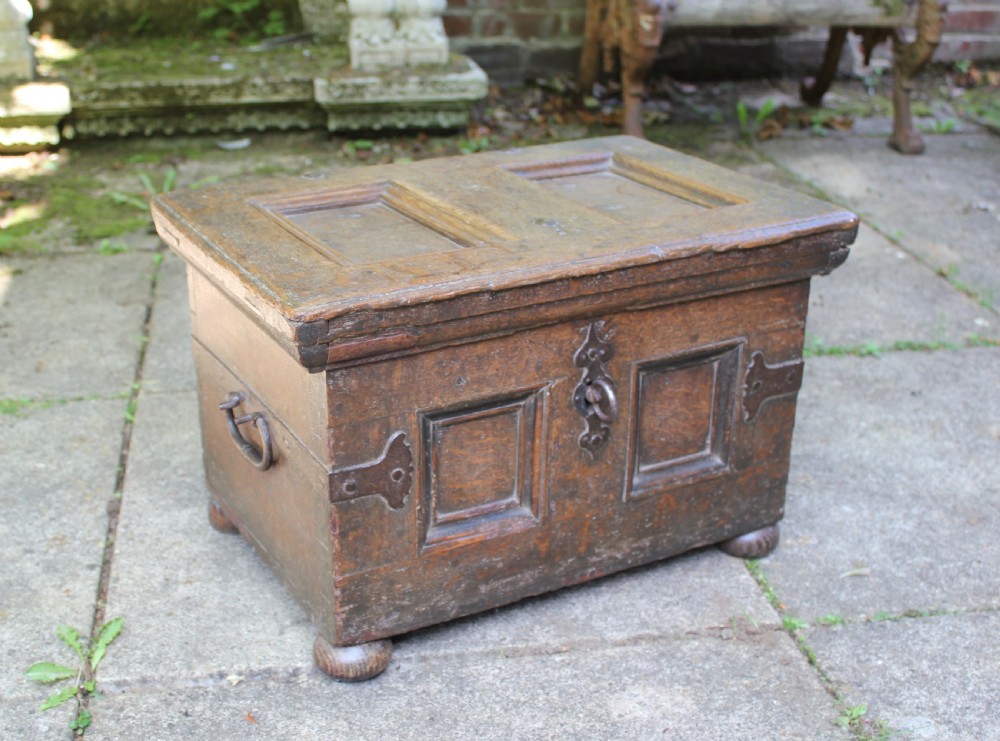 Small 17th century Continental oak coffer