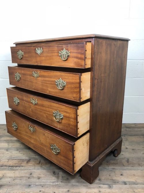 fig 1. Mahogany George III Chest of Drawers