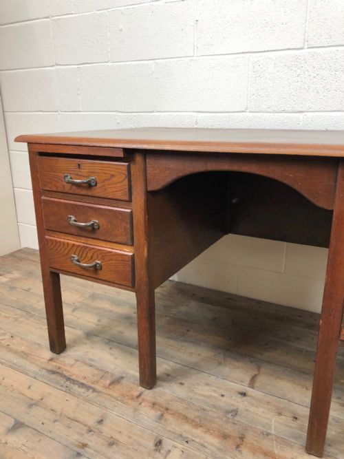 fig 2. Antique Early 20th Century Oak Kneehole Desk