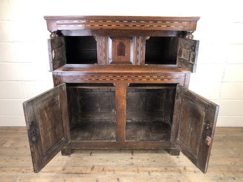 fig 2. 17th Century Welsh Oak Cwpwrdd Deuddarn