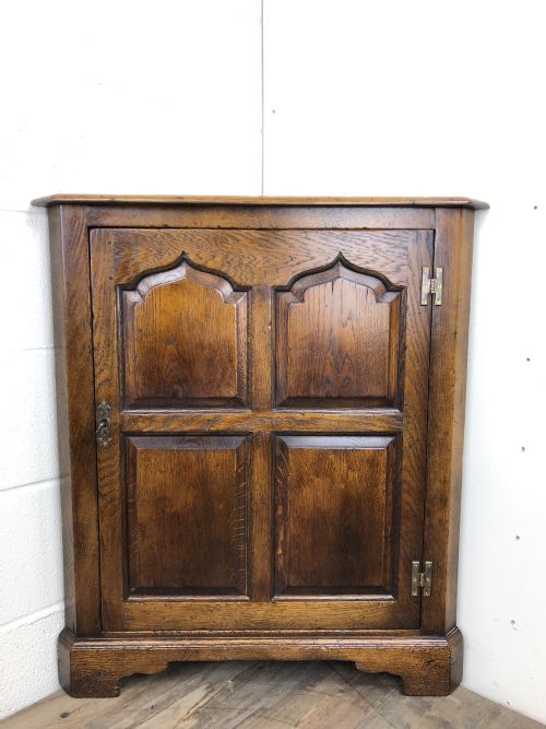 Early 20th Century Oak Corner Cupboard