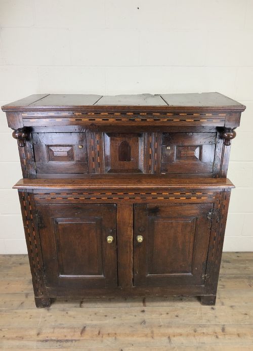 fig 1. 17th Century Welsh Oak Cwpwrdd Deuddarn