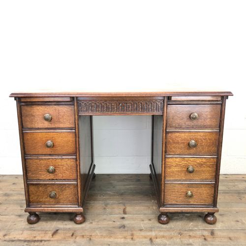 Early 20th Century Oak Kneehole Desk
