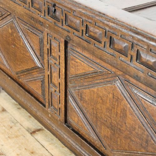 LARGE ANTIQUE OAK COFFER - ADDITIONAL PHOTO 9
