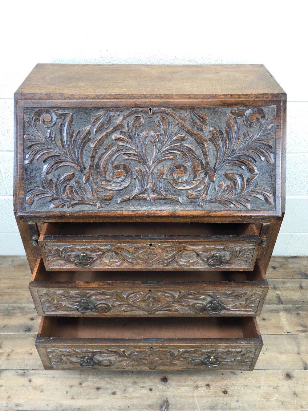 Early 20th Century Oak Carved Bureau View IV