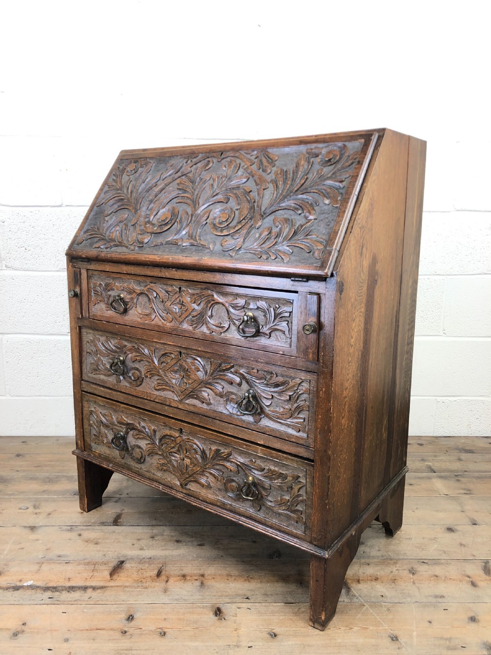 Early 20th Century Oak Carved Bureau View VIII
