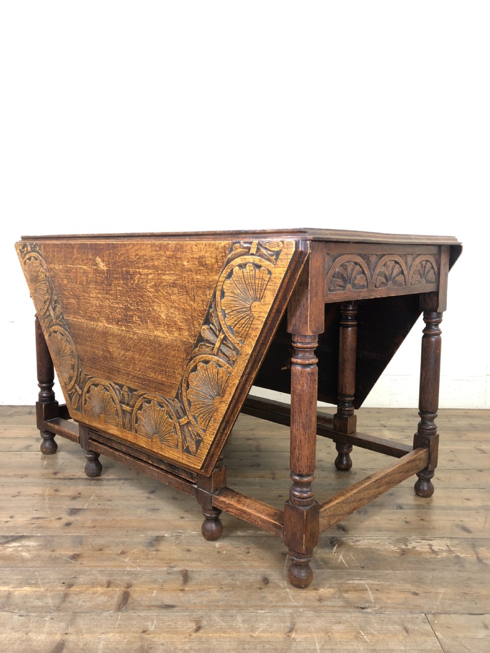 Early 20th Century Oak Gate Leg Table View V
