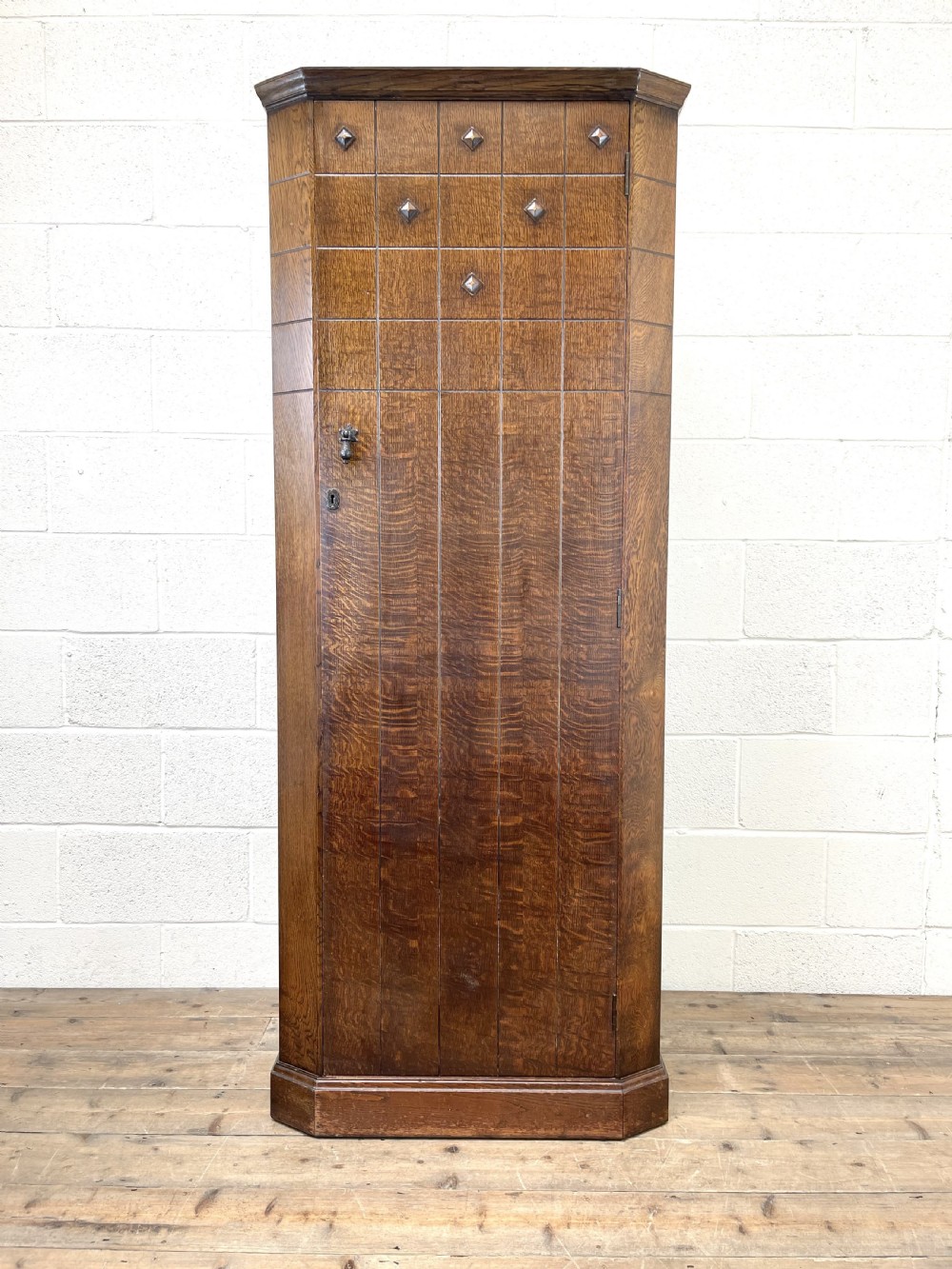 EARLY 20TH CENTURY ANTIQUE OAK HALL CUPBOARD