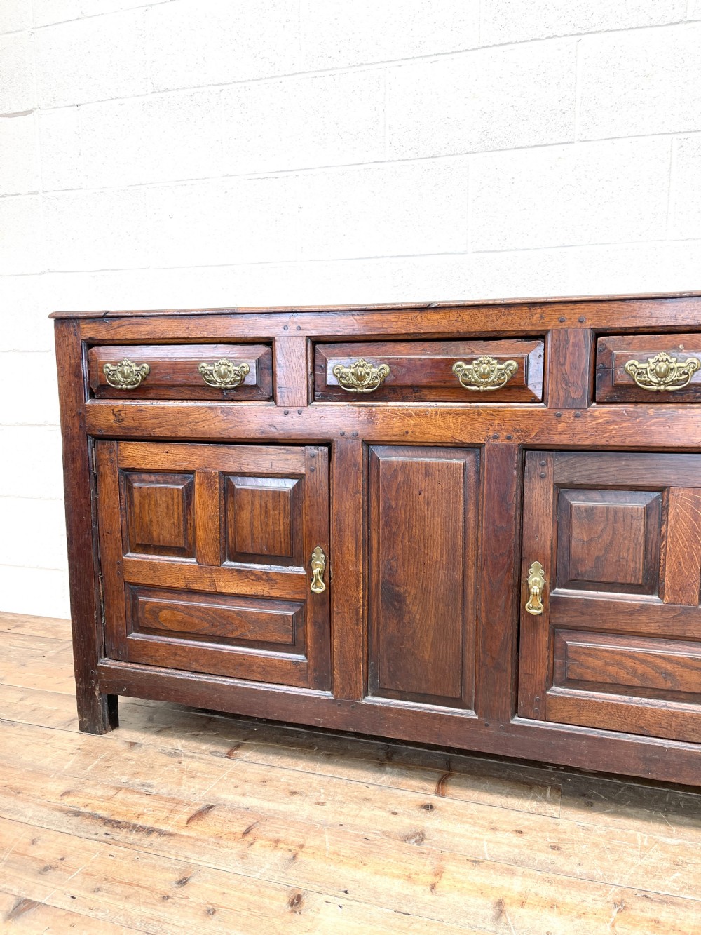 18TH CENTURY WELSH OAK DRESSER BASE View VI